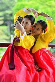 Nữ sinh Hàn Quốc rạng ngời trong lễ trưởng thành