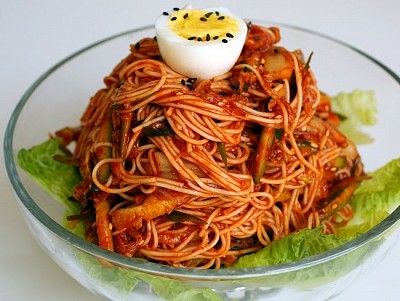 Mì trộn Bibim guksu món ăn Hàn Quốc dễ làm Mì trộn Bibim guksu món ăn Hàn Quốc dễ làm