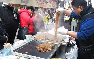 Sự canh tranh giữa ẩm thực đường phố và nhà hàng Hàn Quốc Sự canh tranh giữa ẩm thực đường phố và nhà hàng Hàn Quốc