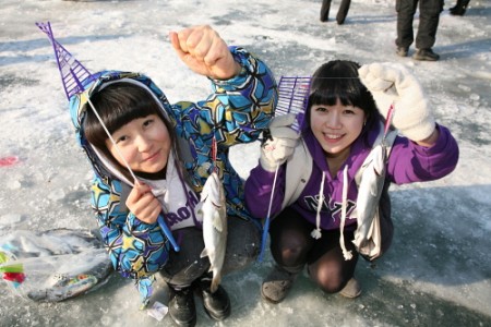 Lễ hội câu cá hồi trên băng Sancheoneo Hwacheon