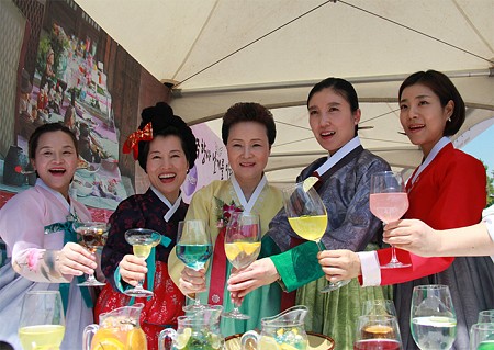 Thưởng thức rượu truyền thống trong làng cổ Hanok Namsangol Hàn Quốc
