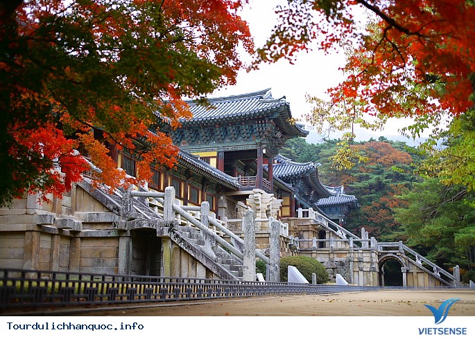 Chùa Hàn Quốc: Chùa Hàn Quốc là nơi nổi tiếng với kiến trúc độc đáo và sự yên bình tuyệt vời. Hàng nghìn du khách mỗi năm đến thăm quan các ngôi chùa nằm trên khắp đất nước này để tìm kiếm sự tĩnh lặng, tinh thần và sức sống mới. Từ các ngôi chùa truyền thống đến những ngôi chùa hiện đại - đều mang lại cho bạn những trải nghiệm tuyệt vời.