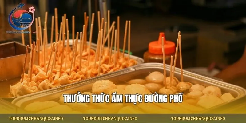 thưởng thức ẩm thực đường phố